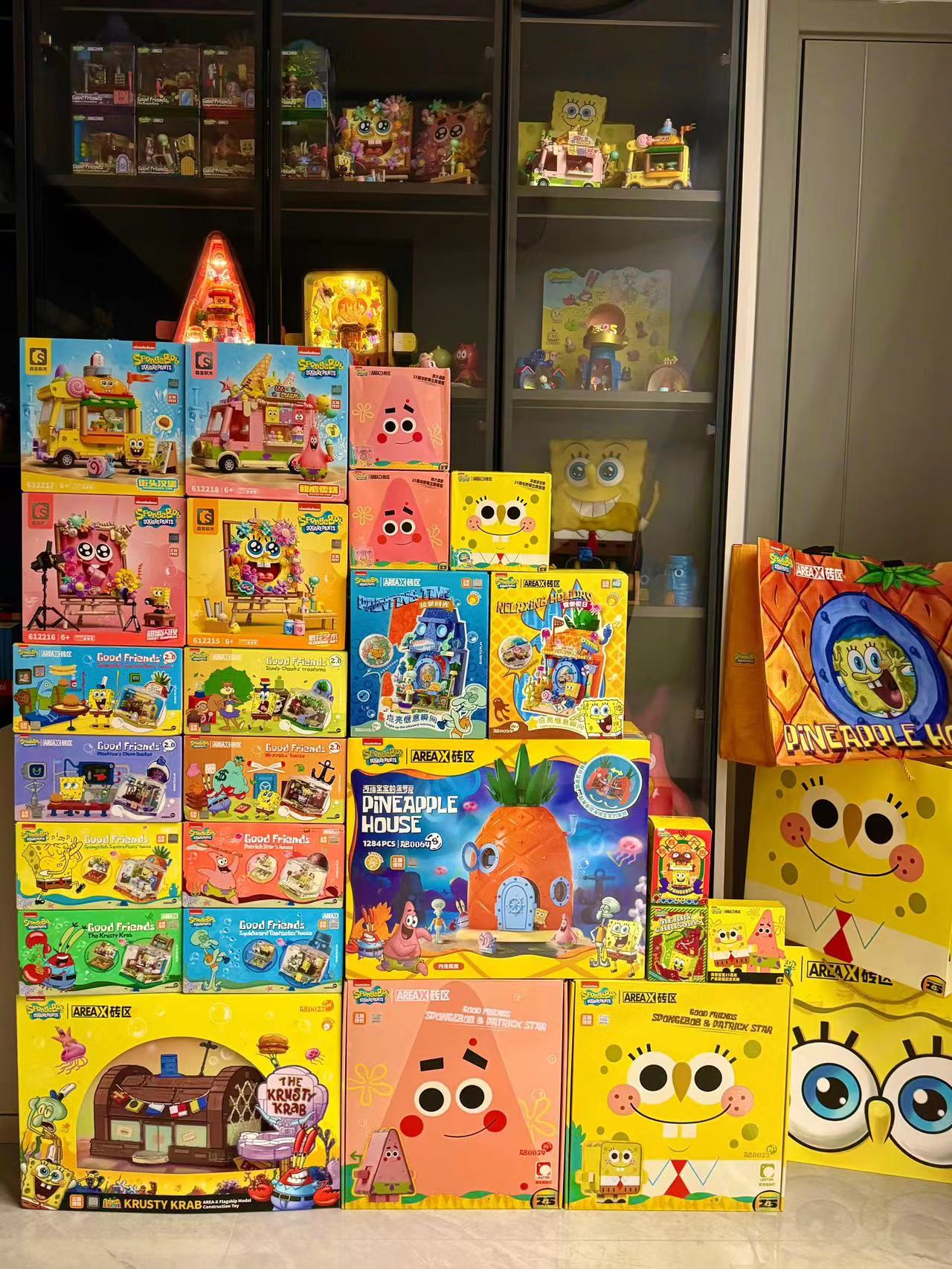 Krusty Krab Pineapple House Stone House Easter Island Head Buildable Display Boxes